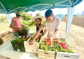 Diferentes participantes del proyecto Rebrot, enfocado a la agricultura ecológica solidaria.