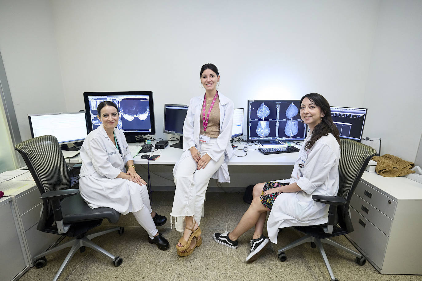 Las radiólogas Rosario Pérez, Rosa García y Rosa Viguer, en la sala de radiodiagnóstico