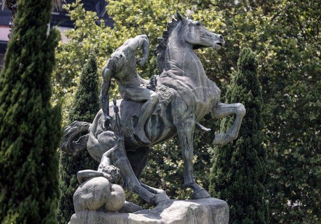 Escultura conocida como 'El relevo' que se encuentra en el centro de la confluencia urbana.