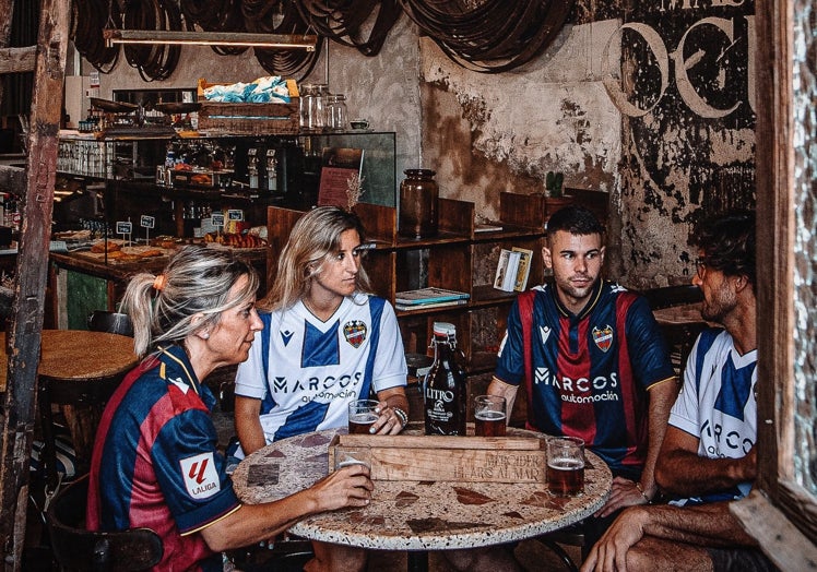 Imagen principal - Así son las nuevas camisetas del Levante UD