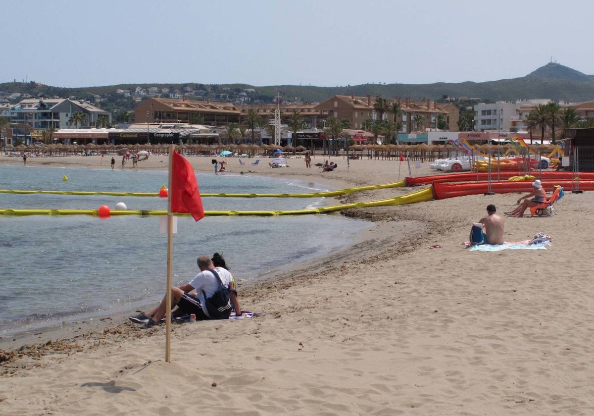 La bandera roja ondeando en la playa del Arenal durante el cierre de junio.