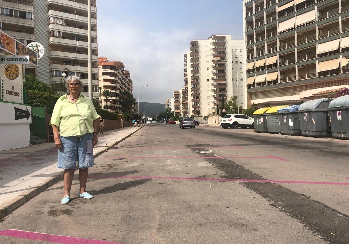 Carmen Almiñana, comerciante de la playa de Gandia, en la Avinguda del Nord, totalmente vacía de coches este jueves.