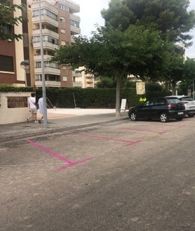 Imagen secundaria 2 - Calles Clot de la Mota, junta al puerto, y Vall d'Aiora y Fomentera, en el tramo norte, sin coches este jueves. 