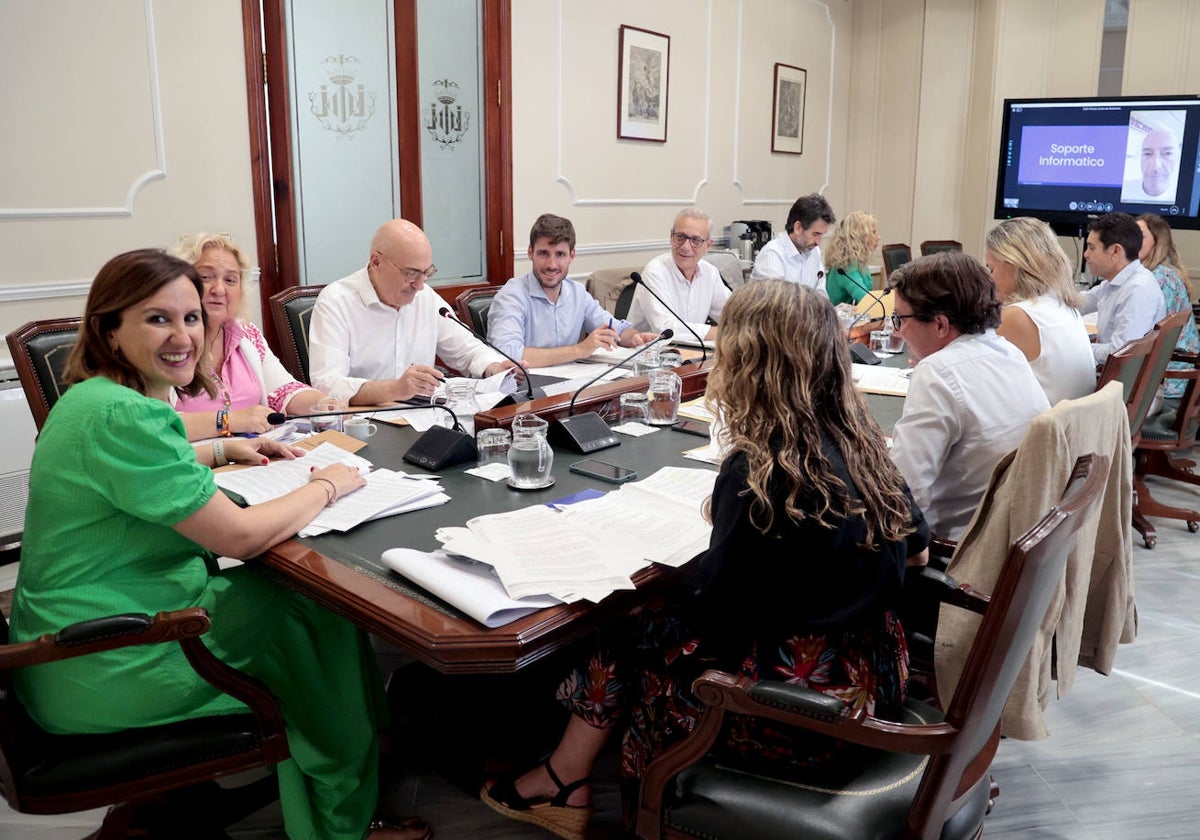 La alcaldesa de Valencia, María José Catalá, junto a su equipo, en la Junta de Gobierno.