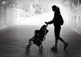 Una madre con su hijo en una imagen de archivo.