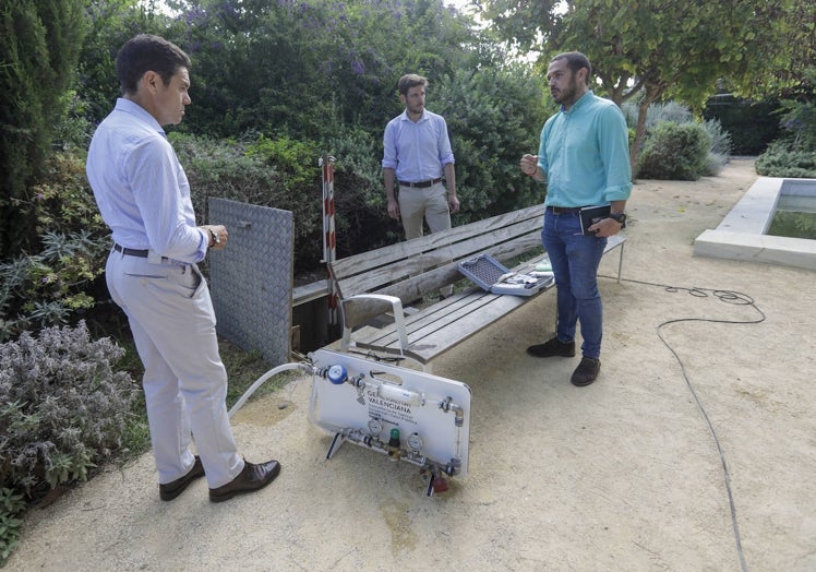 Imagen principal - Los concejales Carlos Mundina y Juan Carlos Caballero, durante la toma de muestras; un operario reponiendo agua en una balsa y cierre del Parque Central.