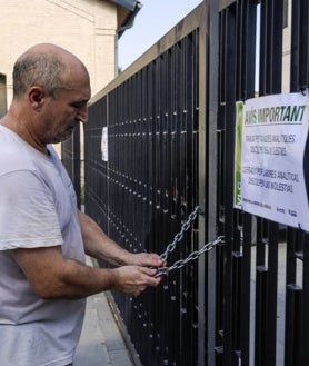 Imagen secundaria 2 - Los concejales Carlos Mundina y Juan Carlos Caballero, durante la toma de muestras; un operario reponiendo agua en una balsa y cierre del Parque Central.