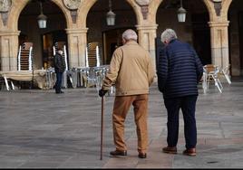 Dos pensionistas paseando.