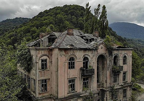 Akarmara, la 'ciudad fantasma' que está siendo devorada por un bosque