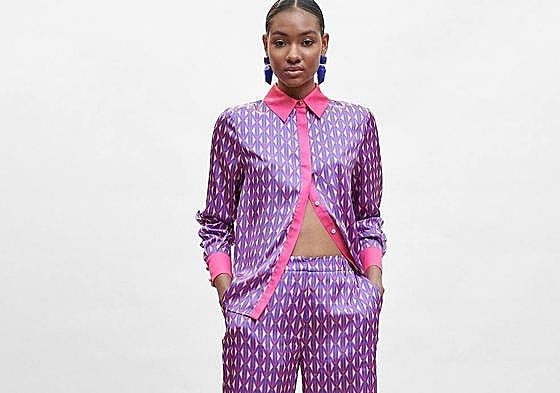 Conjunto en camisa y pantalón de Lola Casademunt, rebajado a 98 euros.