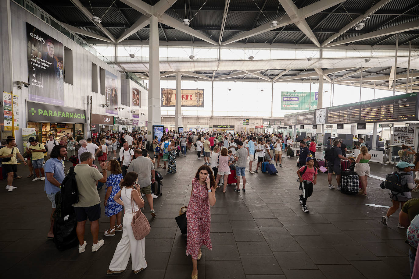 Fotos: caos en la estación Joaquín Sorolla por la suspensión de trenes entre Valencia y Madrid