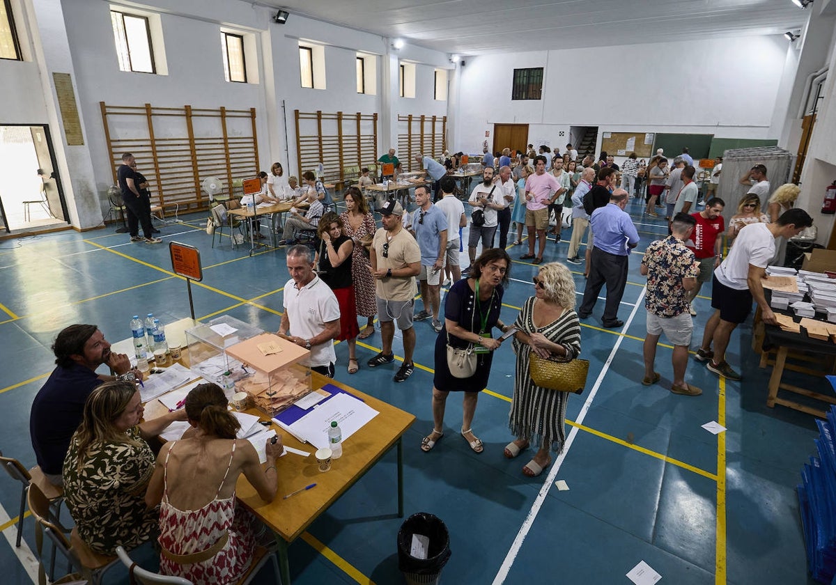 El Colegio Luis Vives, con mucha gente esperando para ejercer su derecho al voto.