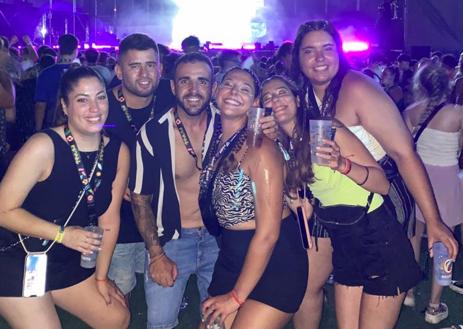 Imagen secundaria 1 - El Zevra Festival cae rendido a los pies de Nicky Jam, Juan Magán y María Becerra en el segundo día