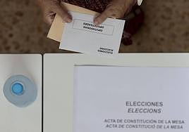 Una mesa electoral este domingo 23 de julio.