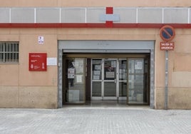 Acceso a un centro de salud valenciano.