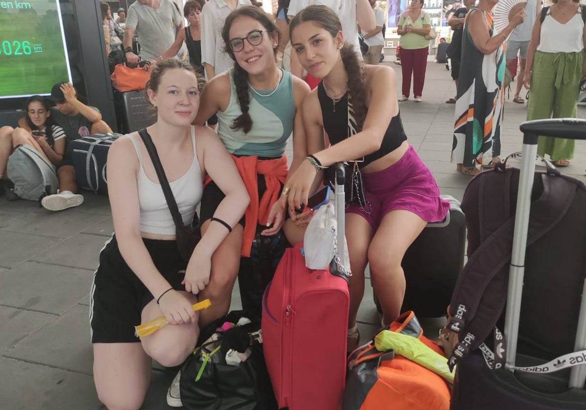 Clara, Irene y Sara, a la espera en la estación Joaquín Sorolla de Valencia, este domingo.