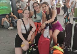 Clara, Irene y Sara, a la espera en la estación Joaquín Sorolla de Valencia, este domingo.