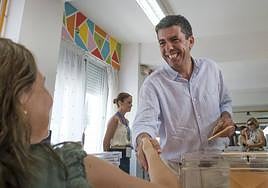 Carlos Mazón vota en Alicante.