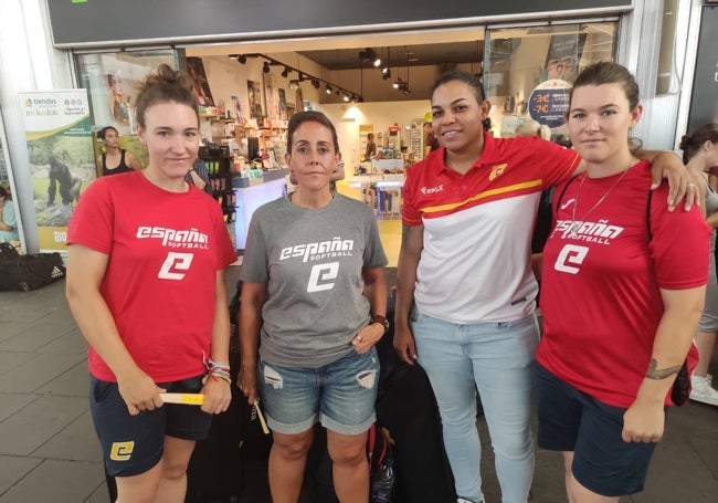 Integrantes de la selección española de Sófbol femenina, en la estación Joaquín Sorolla, este domingo.