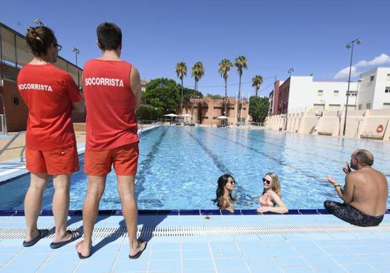 Varias bañistas en una piscina municipal