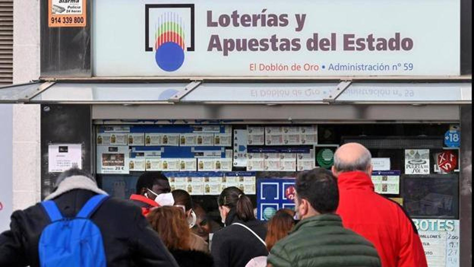 Jugadores en una administración de Loterías y Apuestas del Estado