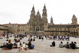 Plaza de Santiago de Compostela y diferentes peregrinos