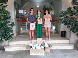 Moncofa dona material sanitario a la asociación local contra el cáncer
