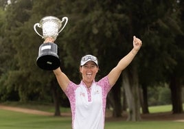 Nuria Iturrioz con el trofeo.