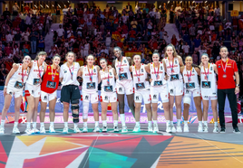 Las jugadoras de España, junto al seleccionador Bernat Canut, posan con la plata Mundial.