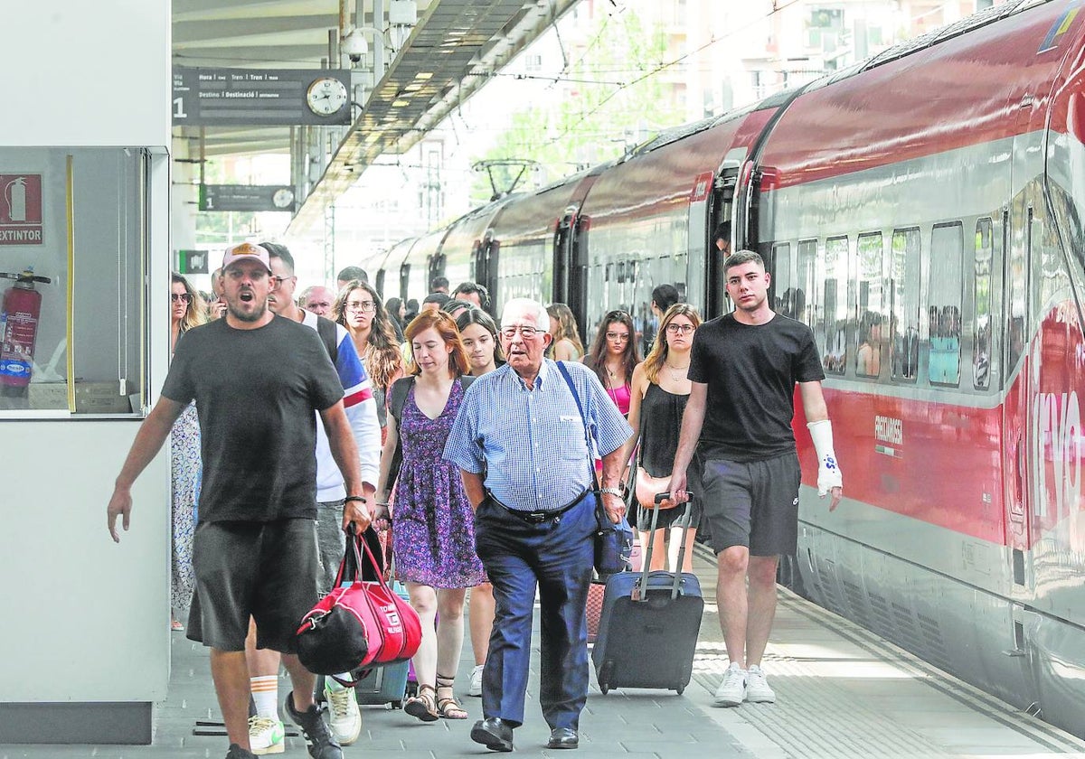 Pasajeros en la estación de Joaquín Sorolla.