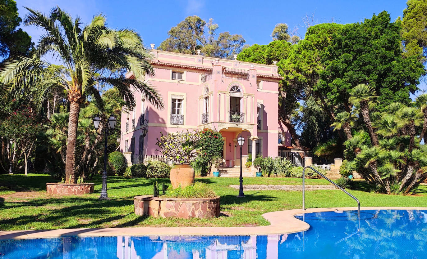 La finca de los Girona ha sido escenario en la serie 'El tiempo entre costuras'.