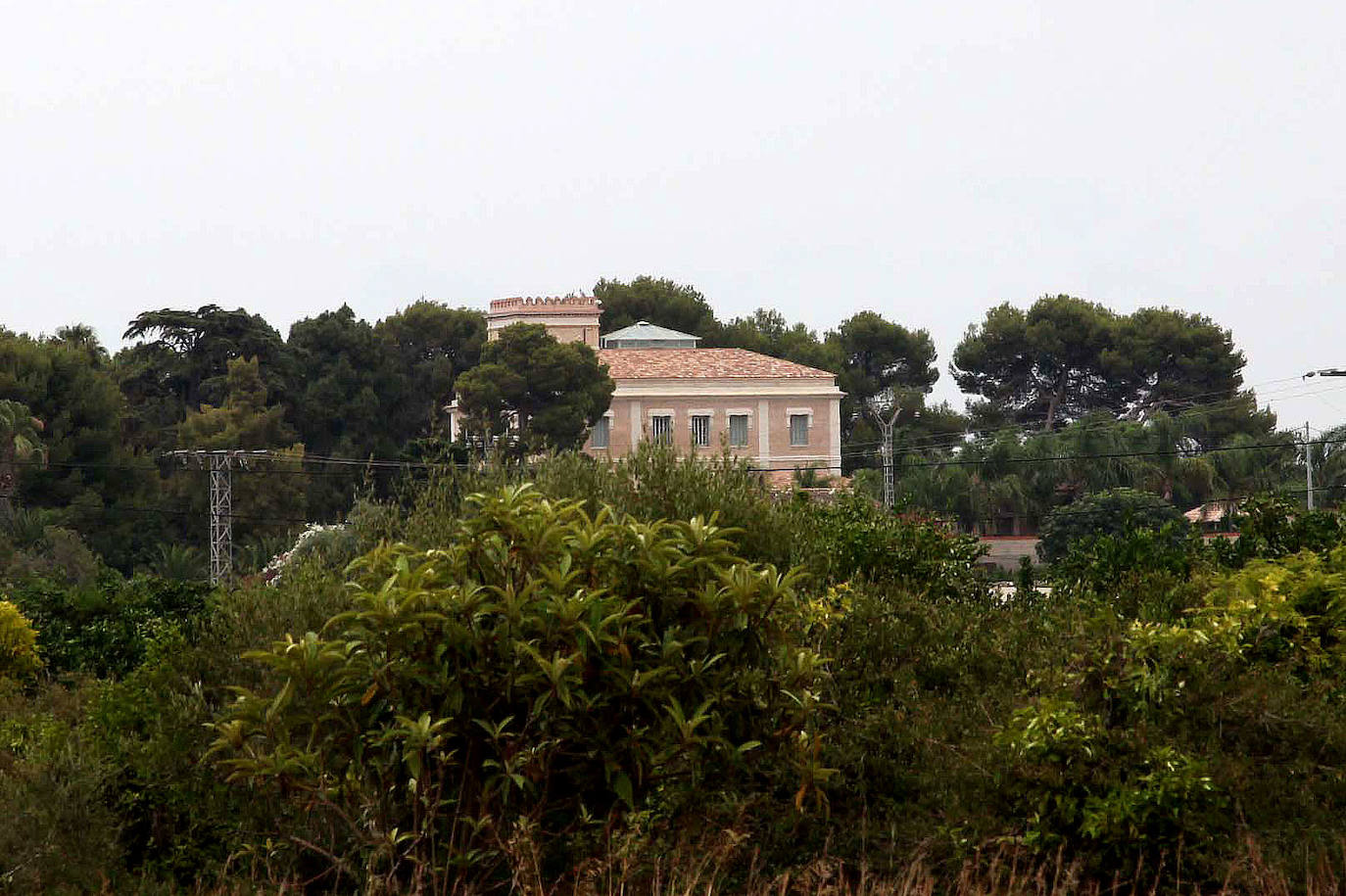 Las villas están rodeadas de una exhuberante vegetación, que les da un aspecto todavía más imponente.