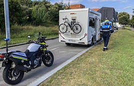 Un policía local avisa a los propietarios de las autocaravanas de que en esa zona no pueden acampar