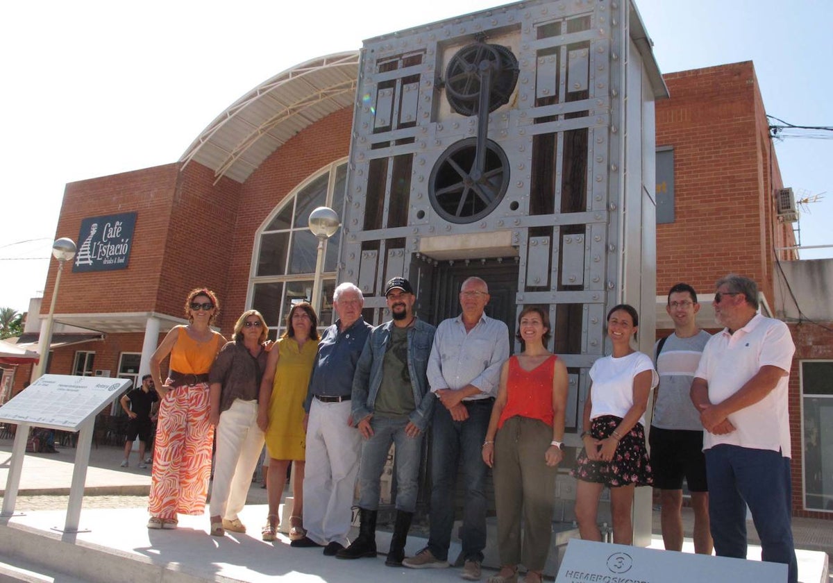 Piezas de desecho del antiguo tren Alicante-Dénia cobran vida en la escultura 'Hemeroskopeion'