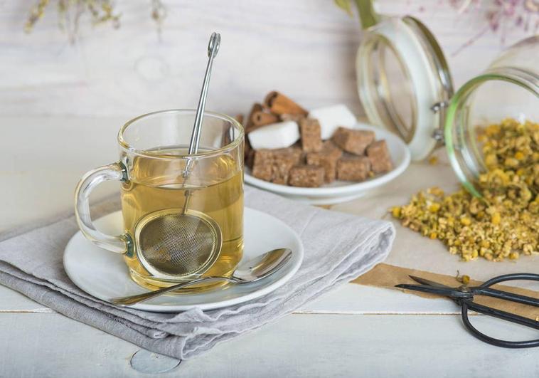 Las infusiones son una buena forma de complementar una dieta para adelgazar y además refrescarte en verano.