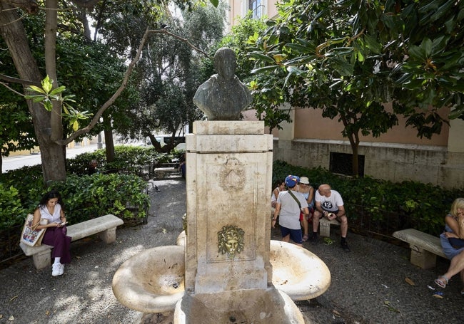 Busto dedicado al canónigo Liñán junto a la plaza de la Virgen.