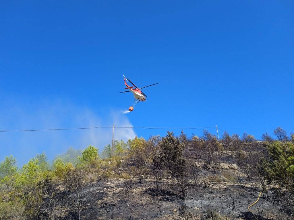 Un vehículo provoca un incendio forestal en el Montgó