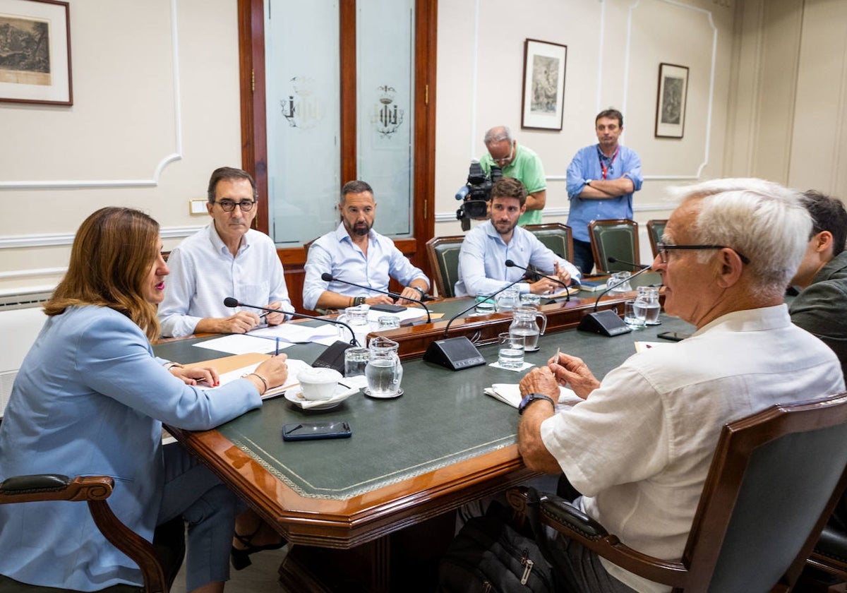 La alcaldesa de Valencia, María José Catalá, con los portavoces de los grupos municipales.