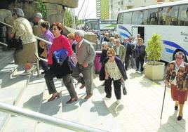 Turistas del Imserso llegan a un hotel, en La Manga, en una imagen de archivo