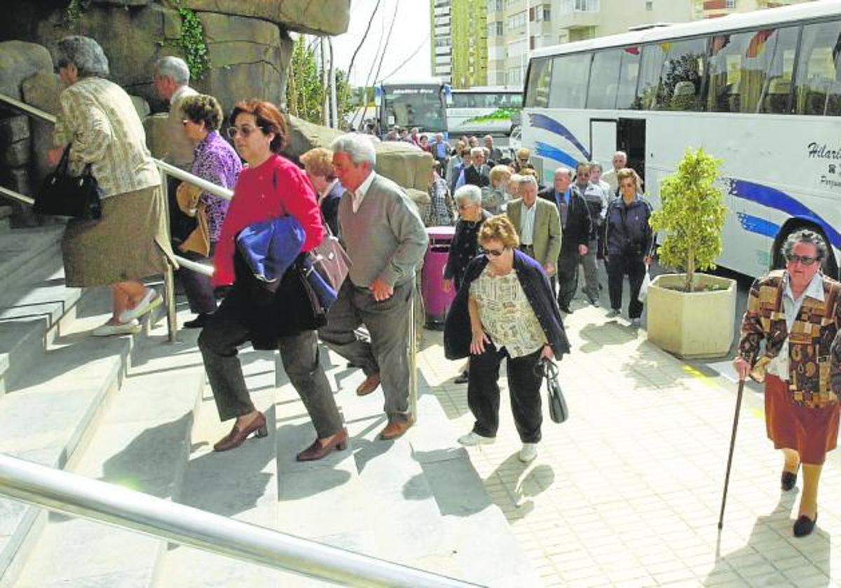 Turistas del Imserso llegan a un hotel, en La Manga, en una imagen de archivo