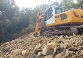 La maquinaría trabajando en el ámbito del PAI de Llíber.