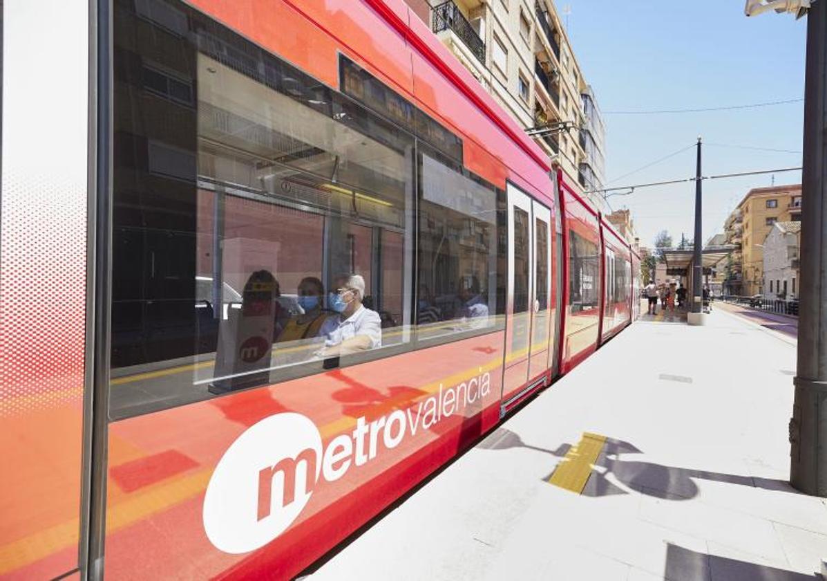 Pasajeros en un tranvía de Valencia.