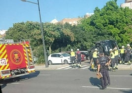 Los efectivos rescatan a los pasajeros del coche volcado en la avenida de Aragón.