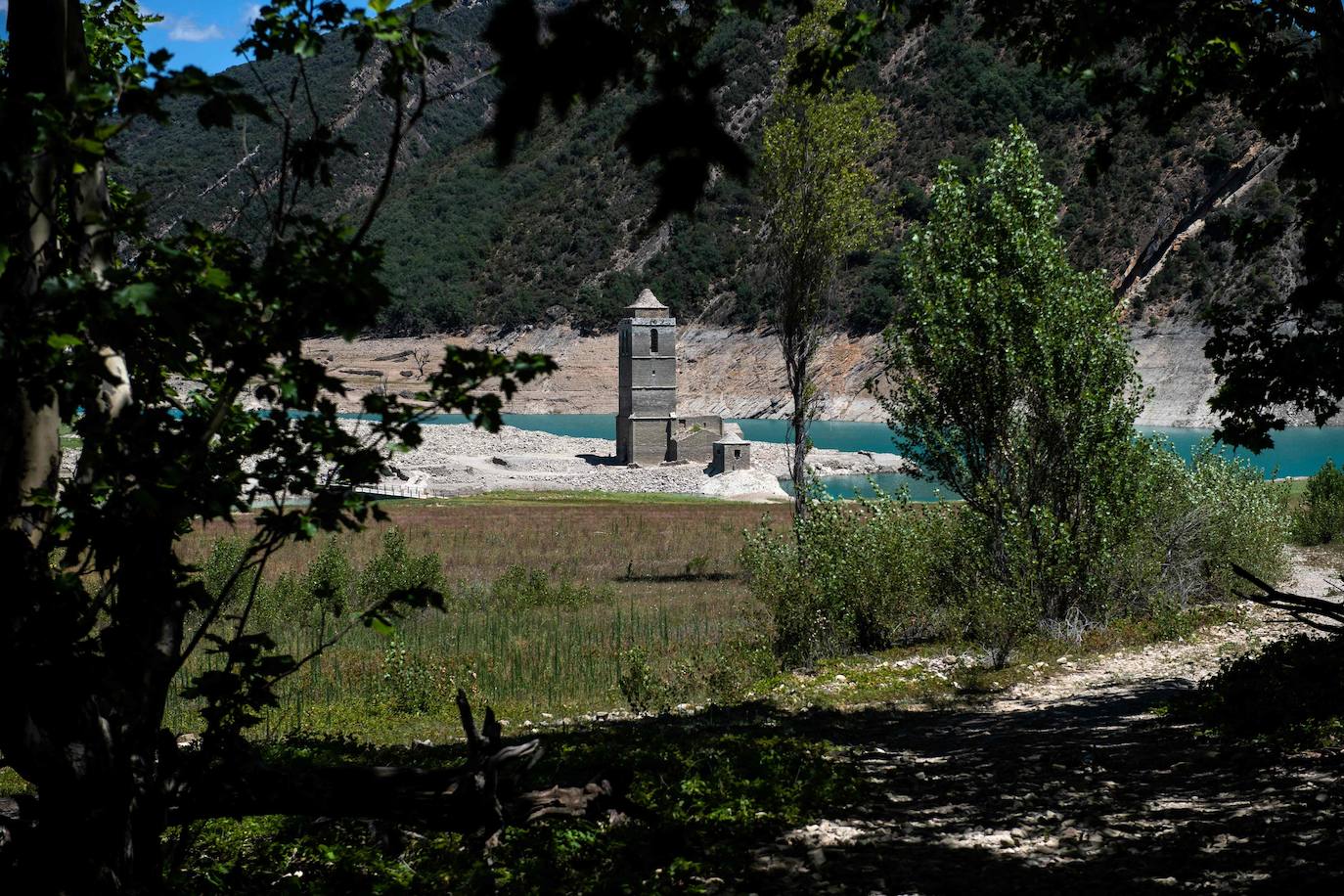 El pantano de Mediano, la sequía y la iglesia que (ya no) emerge de las aguas