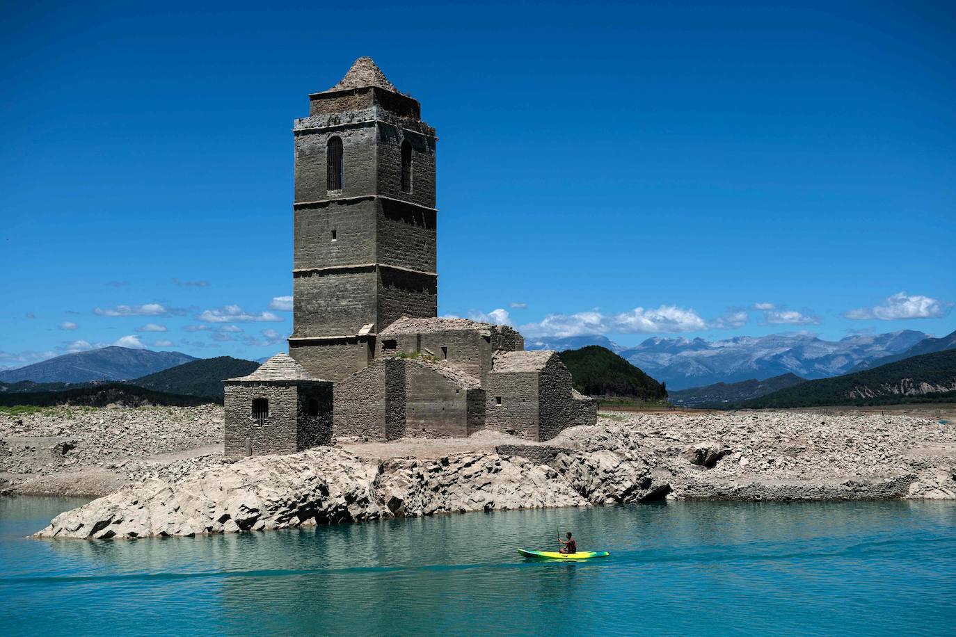 El pantano de Mediano, la sequía y la iglesia que (ya no) emerge de las aguas