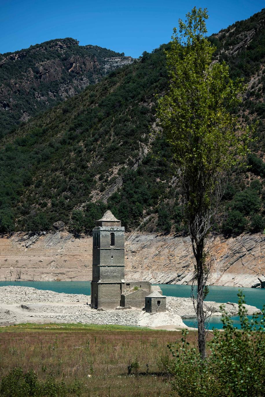 El pantano de Mediano, la sequía y la iglesia que (ya no) emerge de las aguas