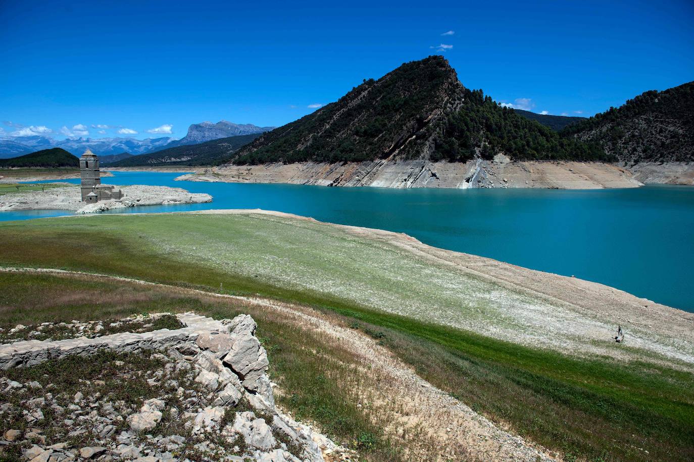 El pantano de Mediano, la sequía y la iglesia que (ya no) emerge de las aguas