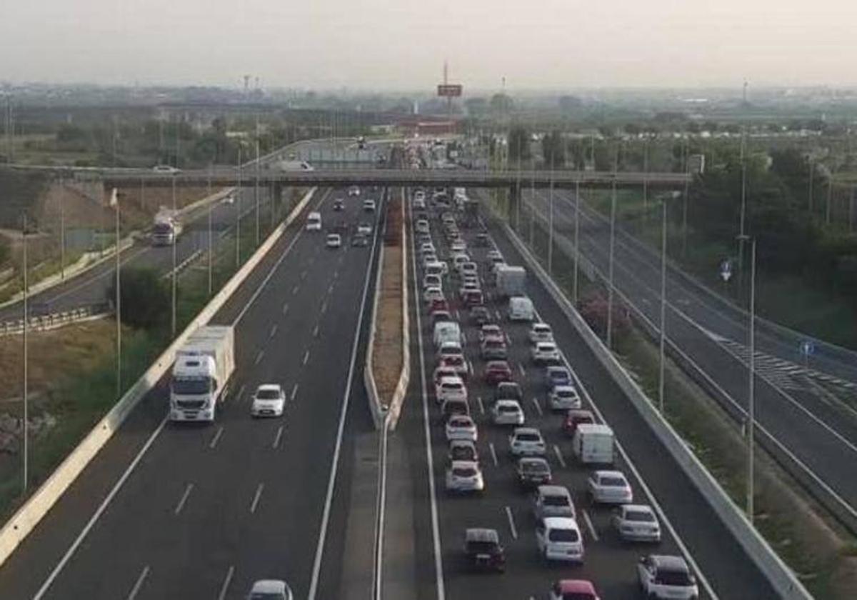 Valencia amanece con más de 12 kilómetros de atascos