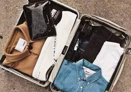 Una maleta preparada para irse de vacaciones.