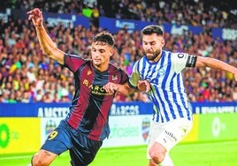 Marc Pubill pelea con Rubén Duarte, jugador del Alavés.